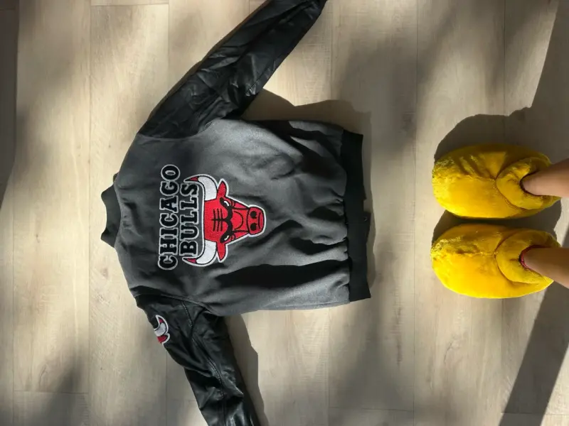 Chaqueta Chicago Bulls negra con logo - 1