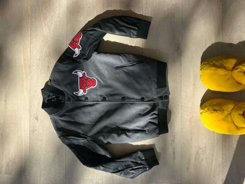 Chaqueta Chicago Bulls negra con logo - 2