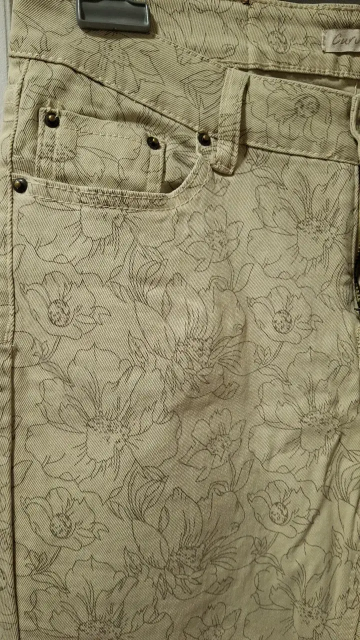 Jeans beige con estampado floral - 3