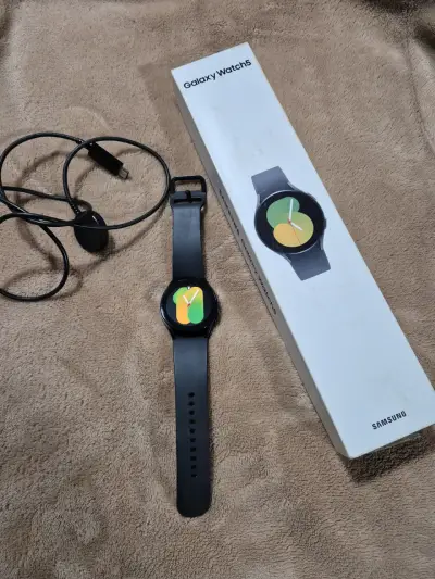 Samsung Galaxy Watch5 con cargador y caja - miniatura 1