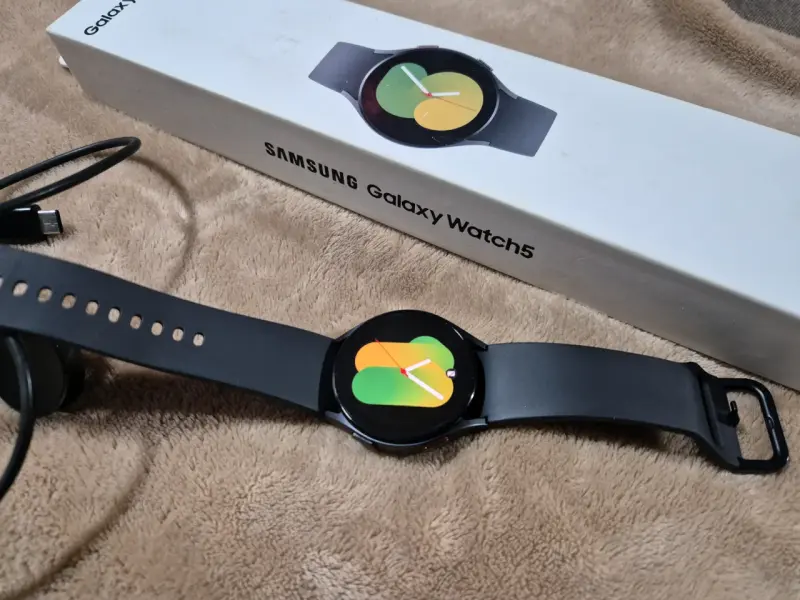 Samsung Galaxy Watch5 con cargador y caja - 2