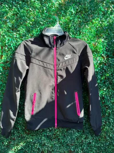 Chaqueta deportiva Nike negra con cierre rosa - miniatura 1