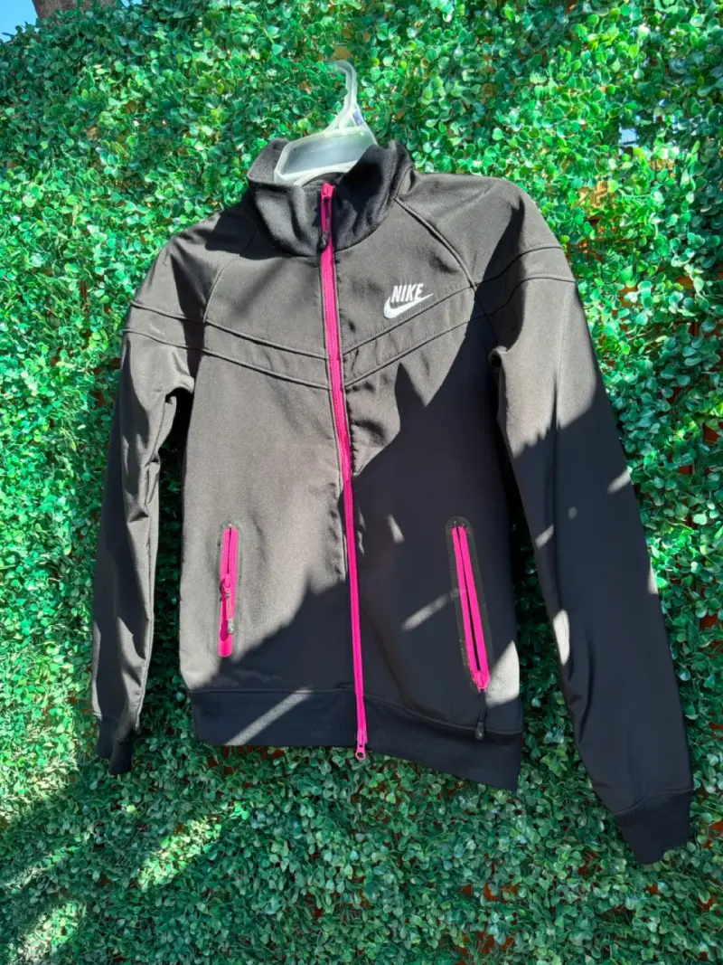 Chaqueta deportiva Nike negra con cierre rosa - 2