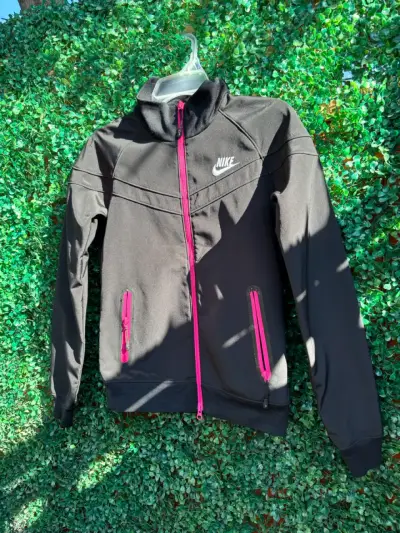 Chaqueta deportiva Nike negra con cierre rosa - miniatura 2