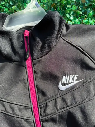 Chaqueta deportiva Nike negra con cierre rosa - miniatura 3