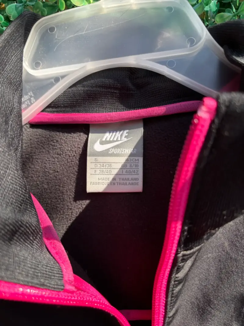 Chaqueta deportiva Nike negra con cierre rosa - 4