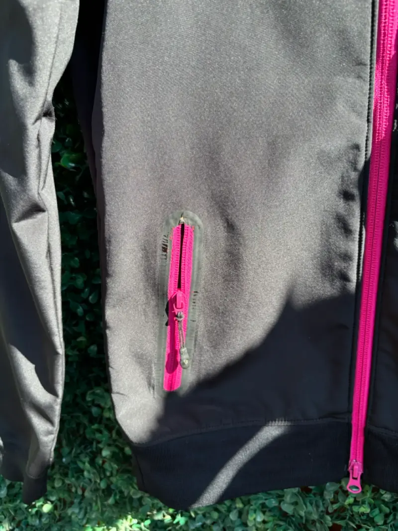 Chaqueta deportiva Nike negra con cierre rosa - 5