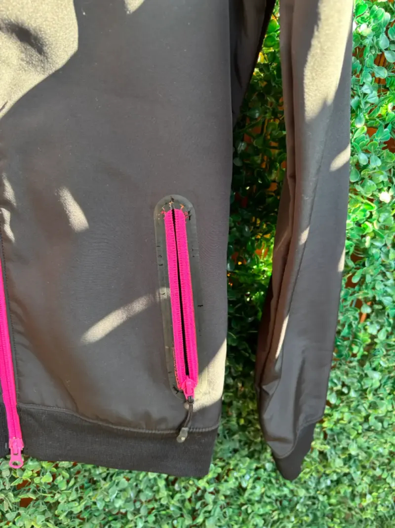 Chaqueta deportiva Nike negra con cierre rosa - 6