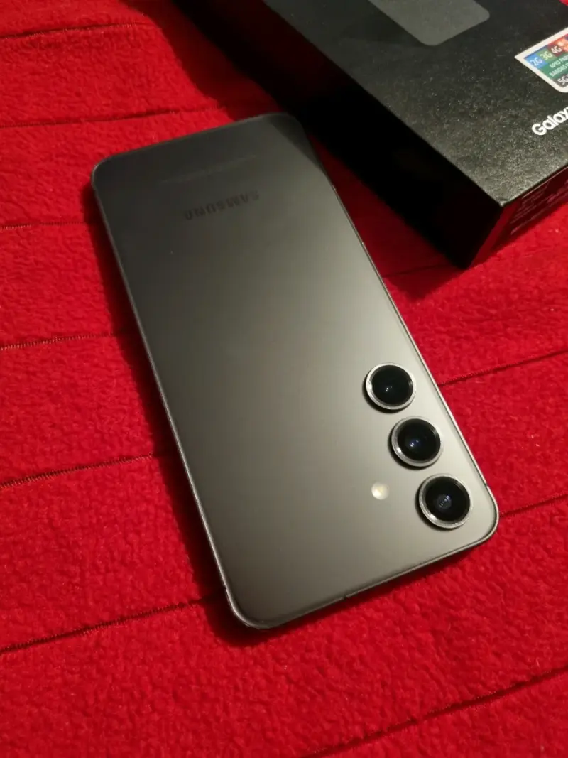 Samsung Galaxy S24 con caja original - 2