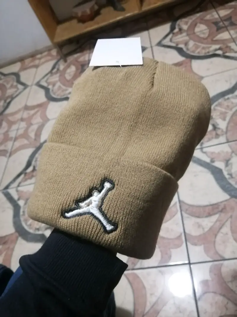 Gorro de lana beige con logo bordado