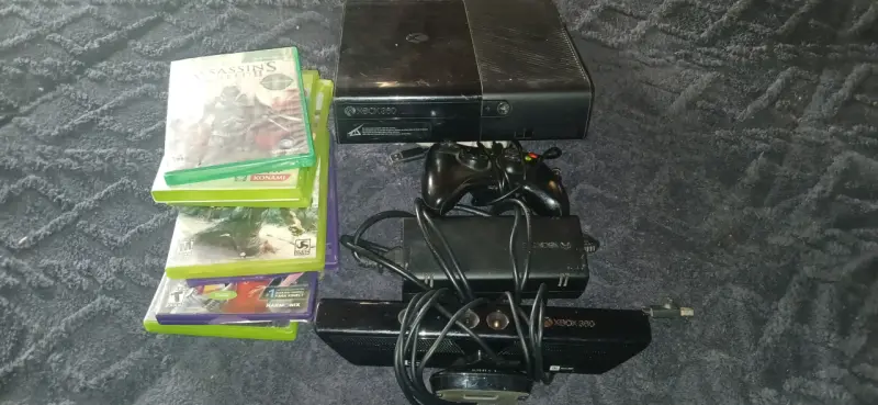 Consola Xbox 360 con juegos y accesorios - 1