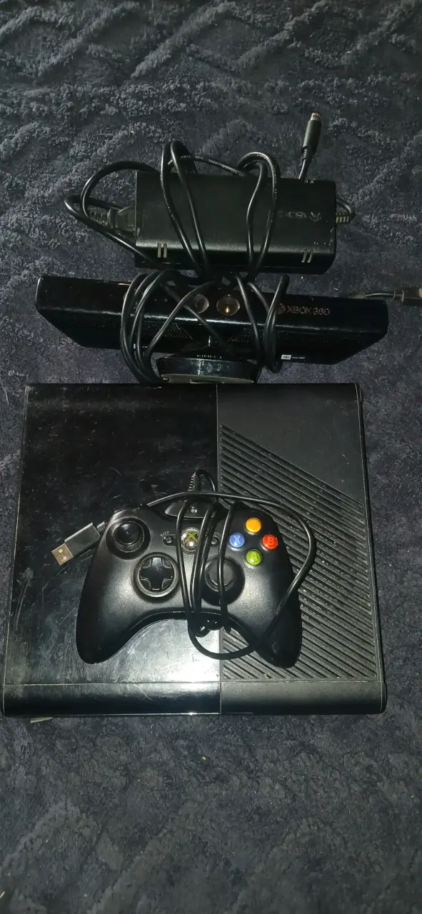 Consola Xbox 360 con juegos y accesorios - 2