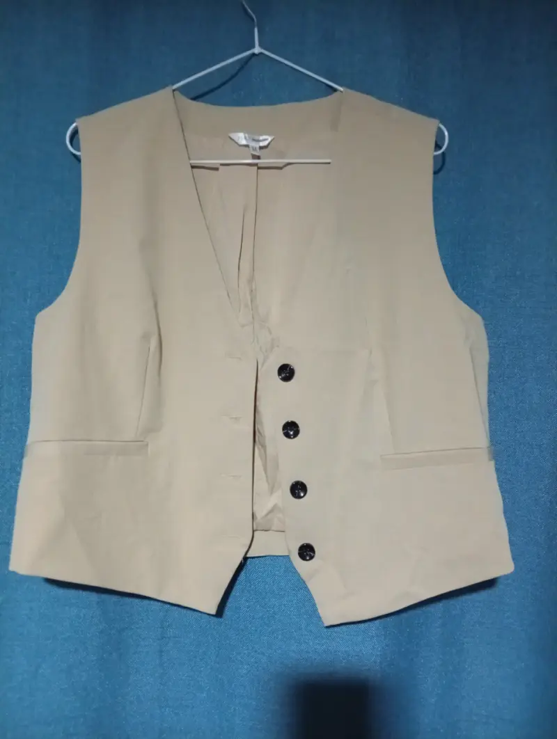 Chaqueta beige sin mangas elegante