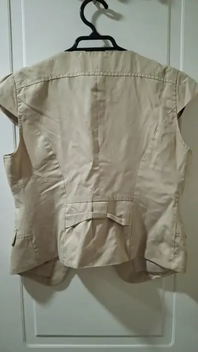 Chaleco beige sin mangas para mujer - miniatura 3