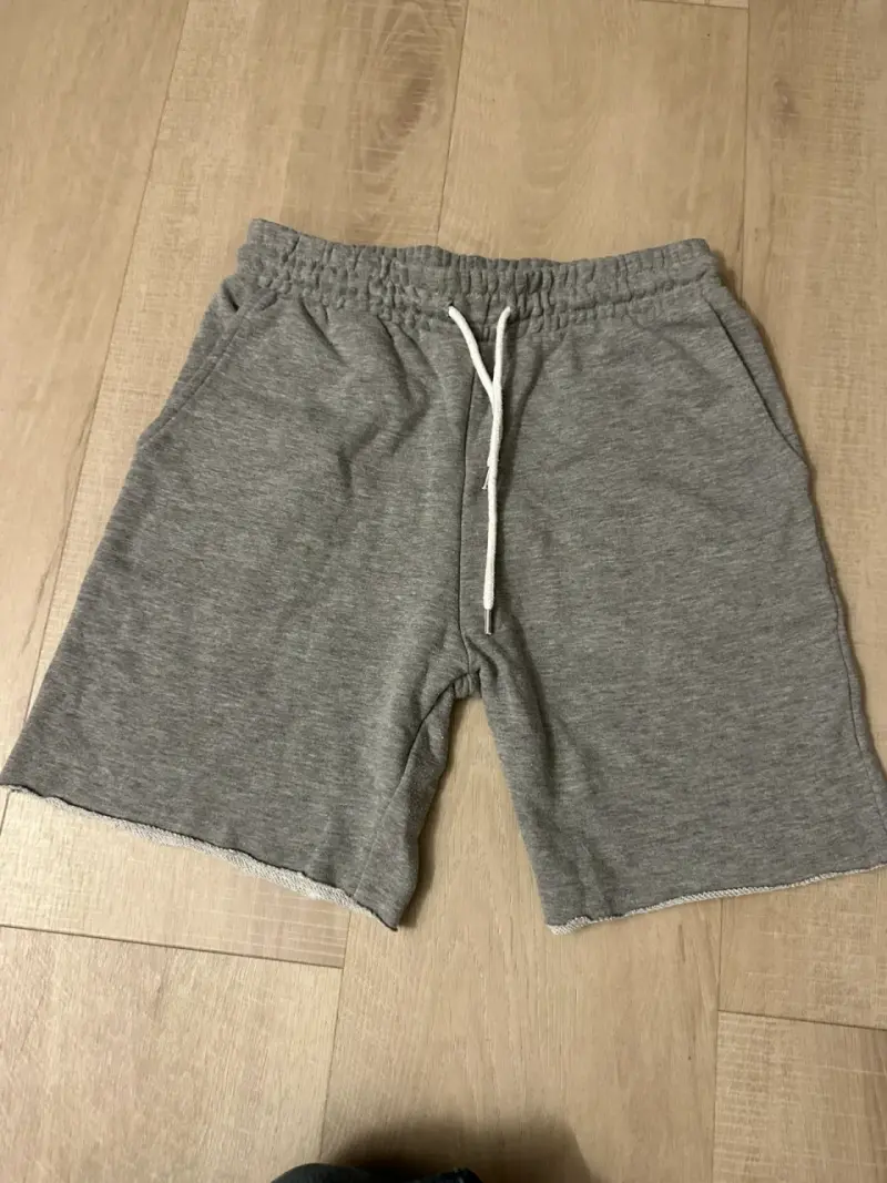 Shorts deportivos grises - 1