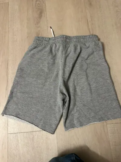 Shorts deportivos grises - miniatura 2