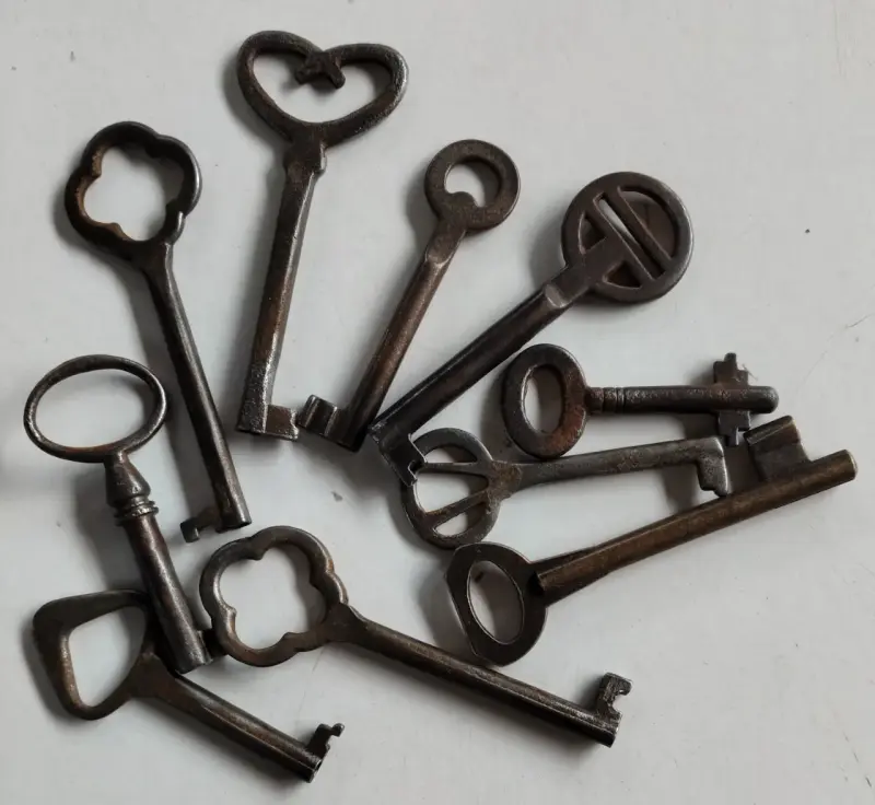 Juego de llaves antiguas de hierro