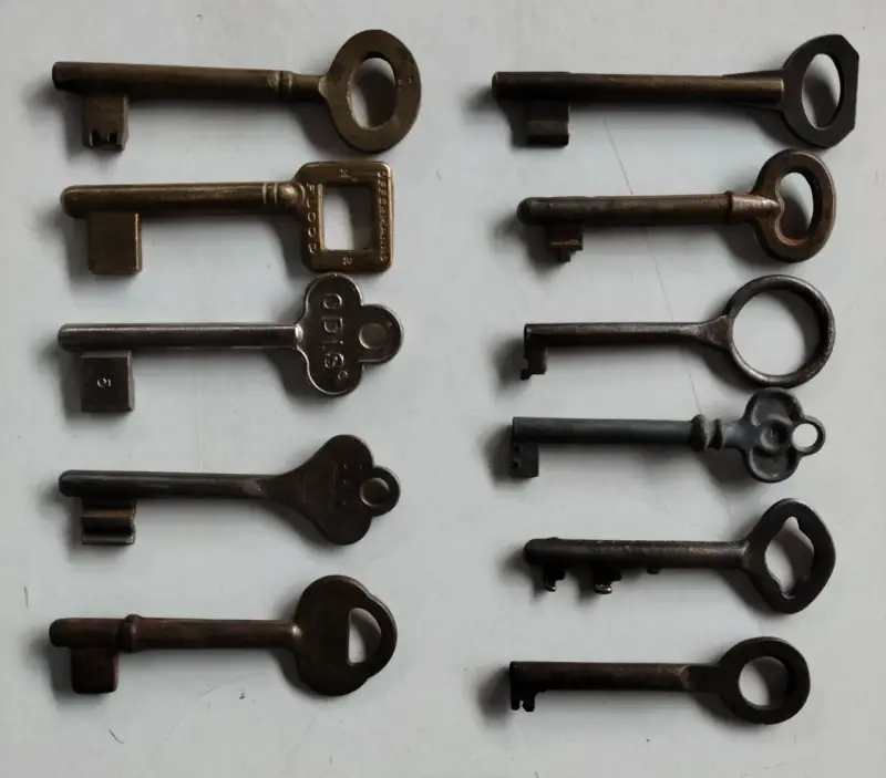 Colección de llaves antiguas de hierro