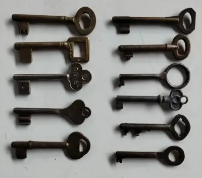 Colección de llaves antiguas de hierro - miniatura 1