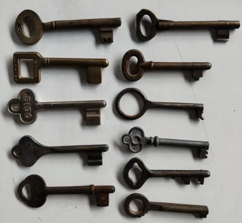 Colección de llaves antiguas de hierro - 2