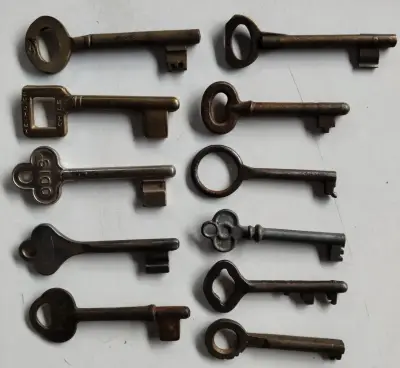 Colección de llaves antiguas de hierro - miniatura 2