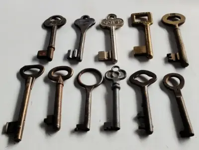 Colección de llaves antiguas de hierro - miniatura 3