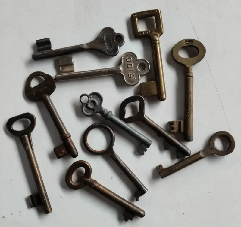 Colección de llaves antiguas de hierro - 4