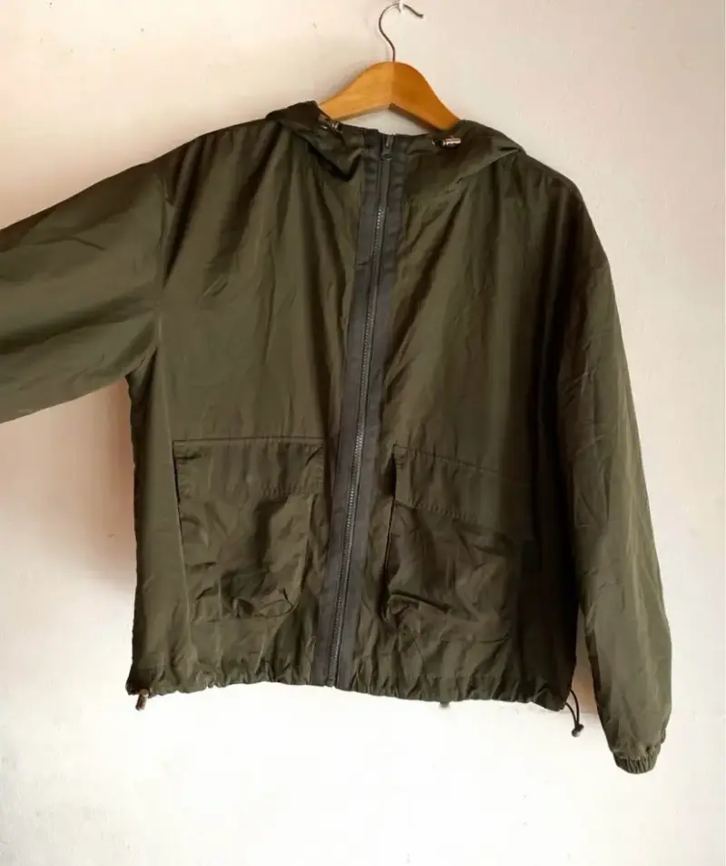 Corta viento verde oliva con capucha y bolsillos - 1