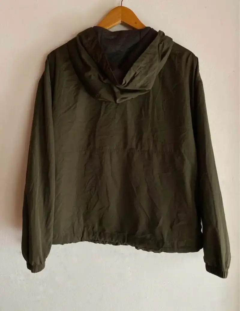 Corta viento verde oliva con capucha y bolsillos - 3