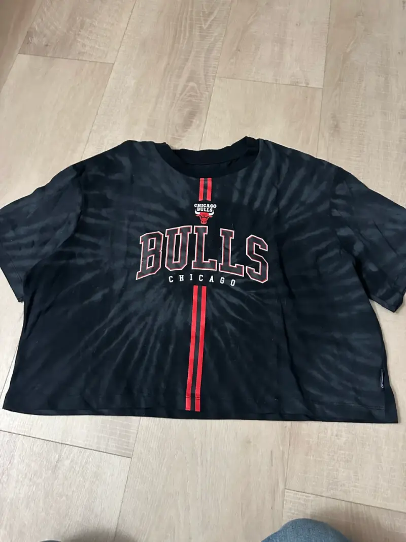 Polera negra Chicago Bulls estilo tie-dye - 1