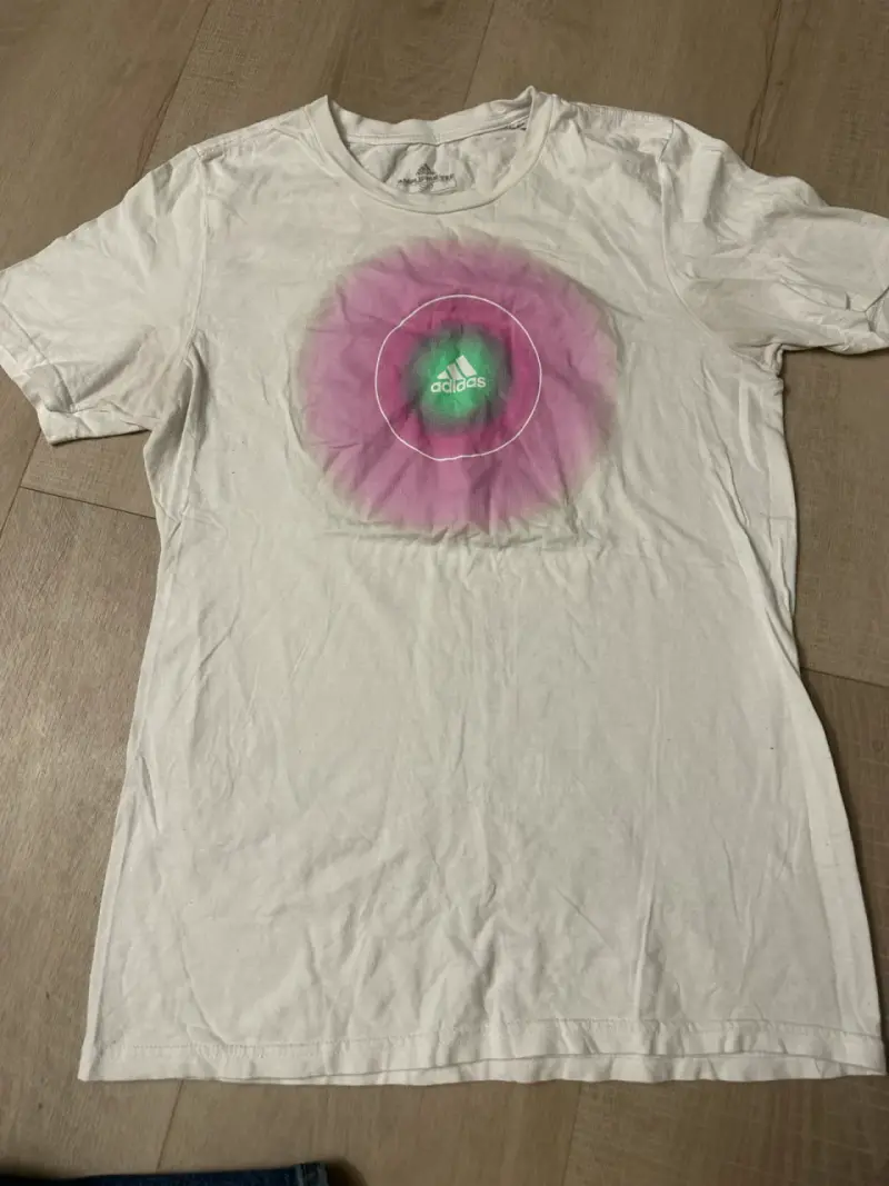 Polera Adidas blanca con diseño tie-dye - 1