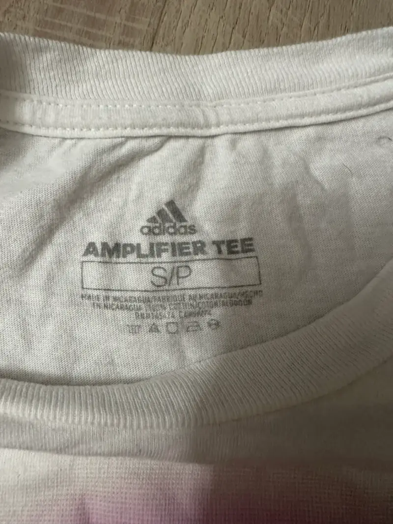 Polera Adidas blanca con diseño tie-dye - 3