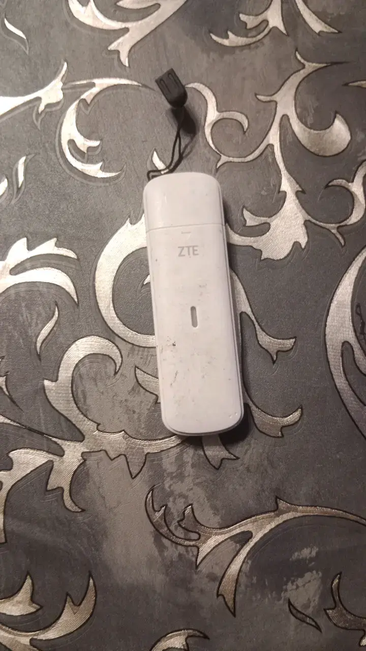 Modem USB ZTE blanco usado