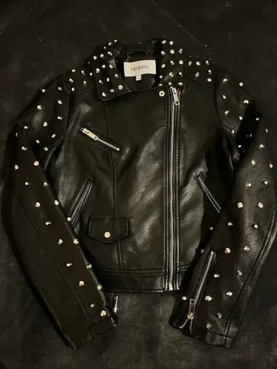 Chaqueta de cuero negra con tachas - miniatura 1