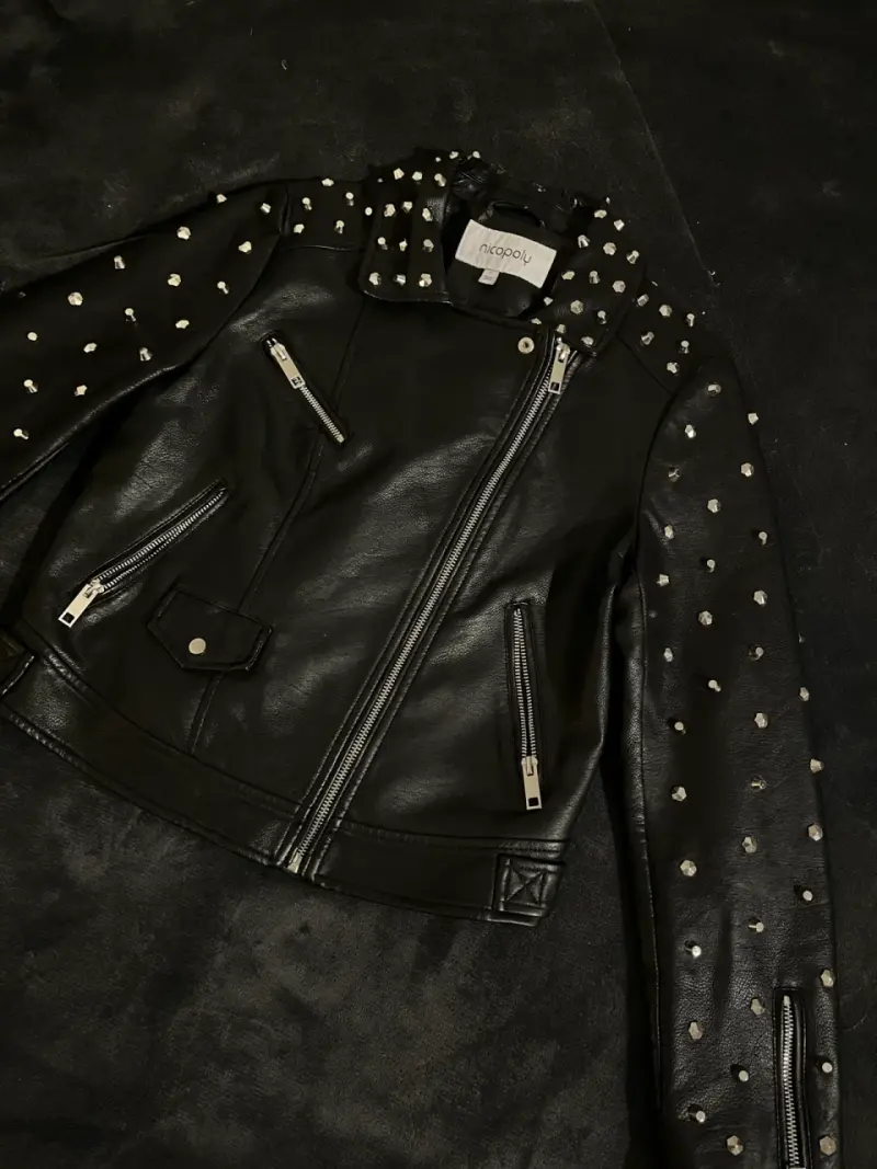 Chaqueta de cuero negra con tachas - 2