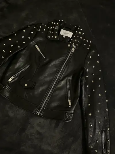 Chaqueta de cuero negra con tachas - miniatura 2