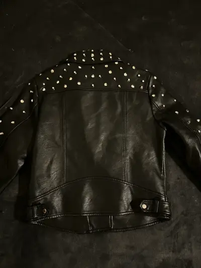 Chaqueta de cuero negra con tachas - miniatura 3