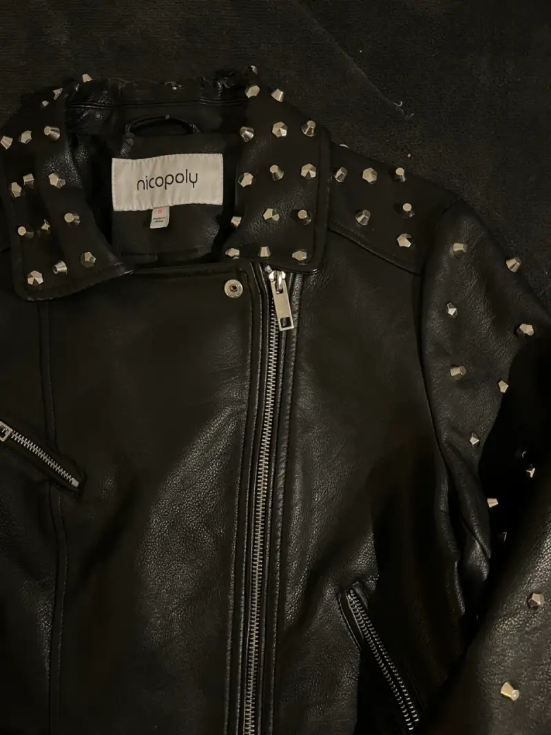 Chaqueta de cuero negra con tachas - 4