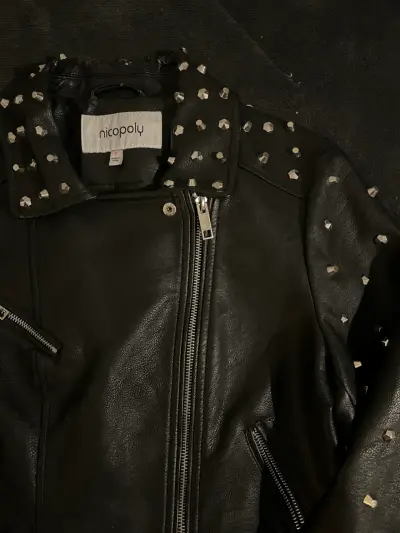 Chaqueta de cuero negra con tachas - miniatura 4