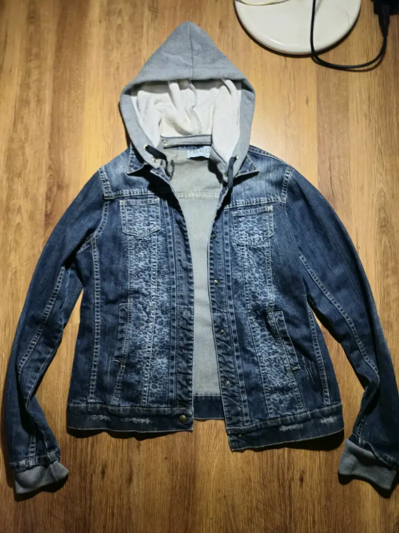 Chaqueta de mezclilla con capucha gris