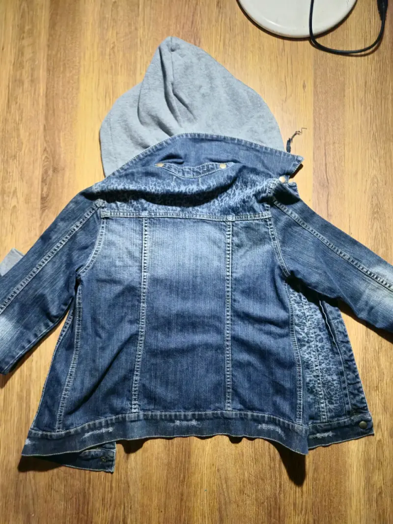 Chaqueta de mezclilla con capucha gris - 2