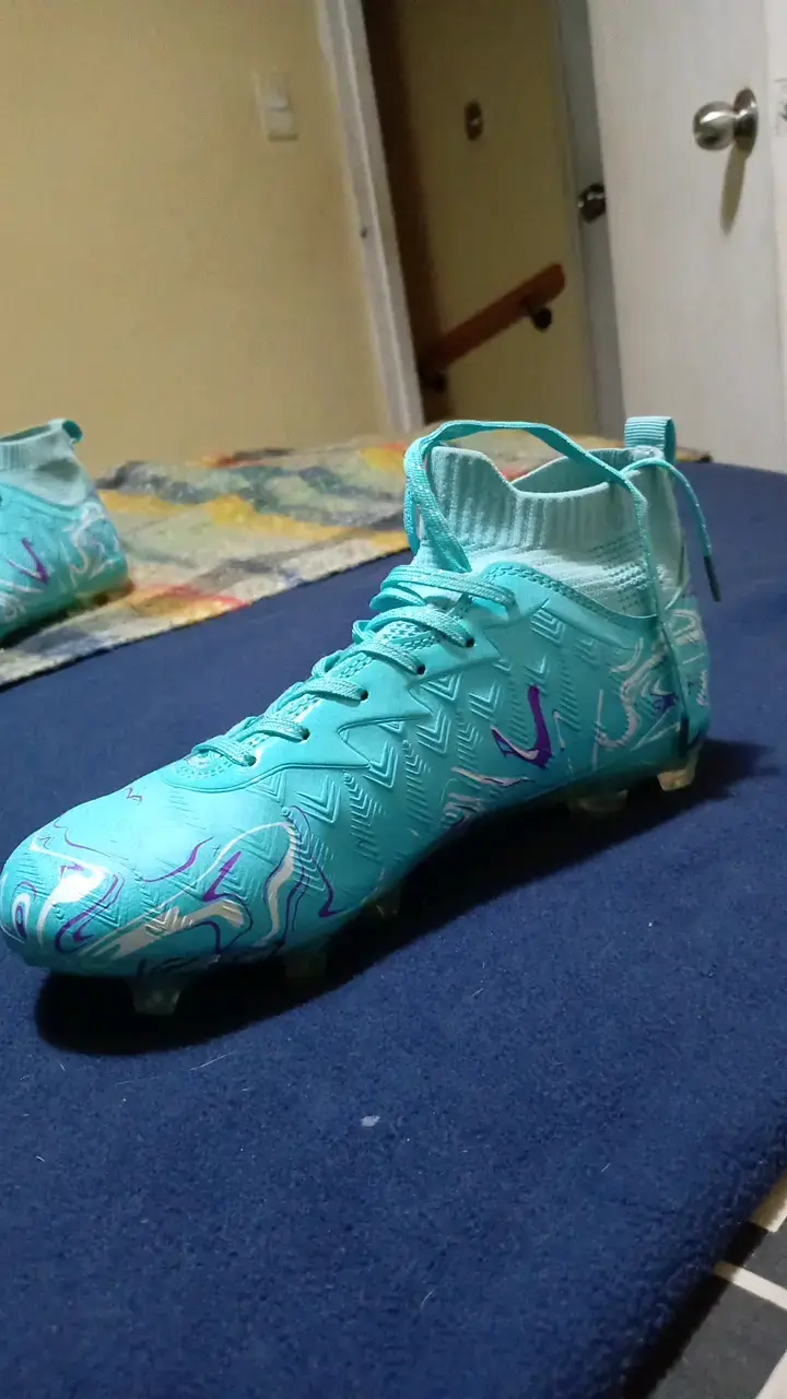 Botines de fútbol turquesa con diseño moderno - 1