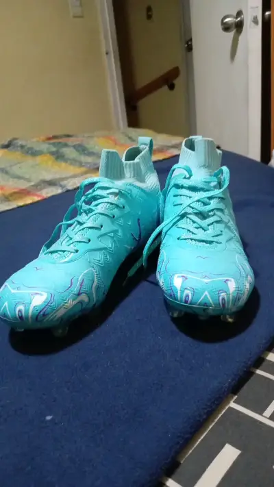 Botines de fútbol turquesa con diseño moderno - miniatura 2