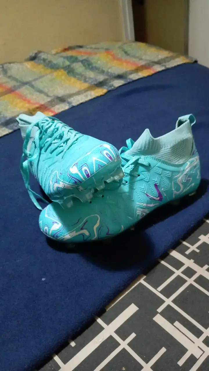 Botines de fútbol turquesa con diseño moderno - 3