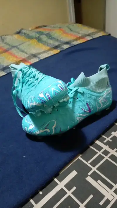 Botines de fútbol turquesa con diseño moderno - miniatura 3
