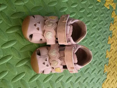 Sandalias rosadas para niña con corazones - miniatura 1