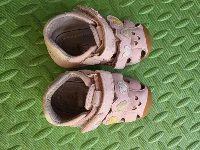 Sandalias rosadas para niña con corazones - miniatura 2