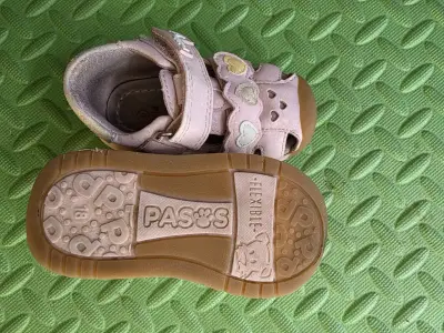 Sandalias rosadas para niña con corazones - miniatura 3