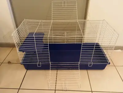 Jaula para mascotas grande con base azul - miniatura 1