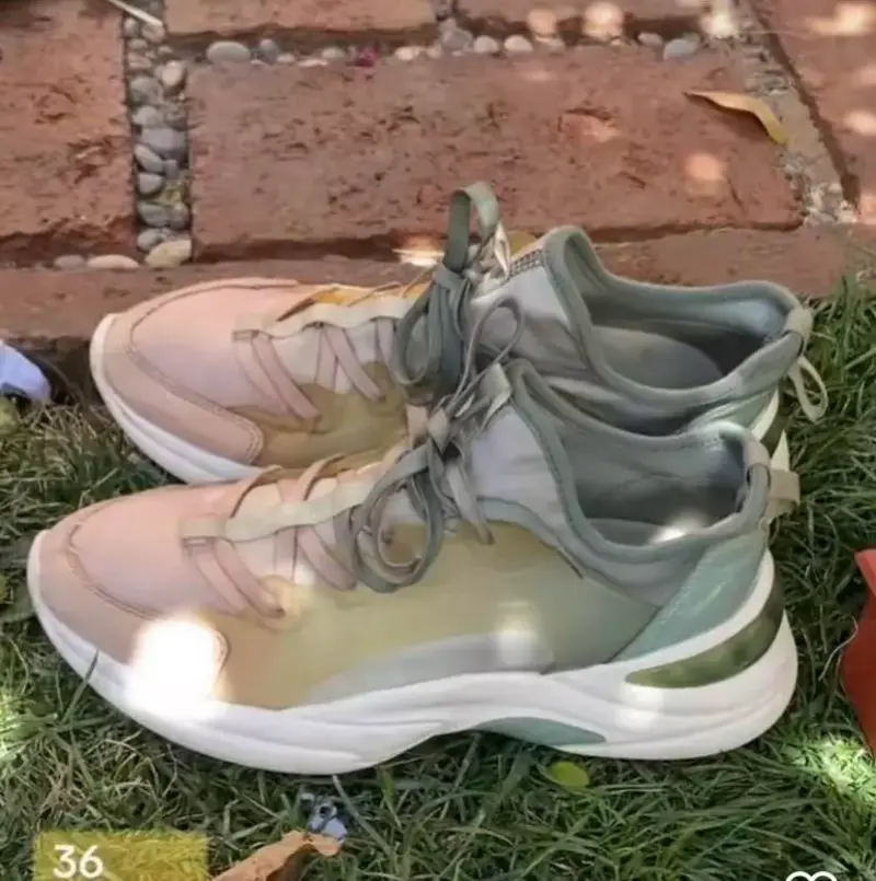 Zapatillas deportivas beige y verde - 1